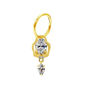 Anello al naso dorato a cuore con zirconi ovali e a goccia su sfondo bianco
