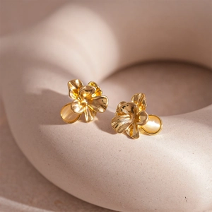 Detail von Vintage Gold Blumensteckern mit Harz-Edelstein auf Keramik-Tablett