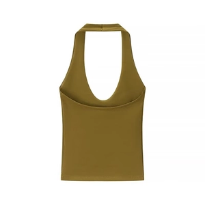 Détail du haut dos nu vert olive avec coupe ajustée et tissu en maille lisse soigné