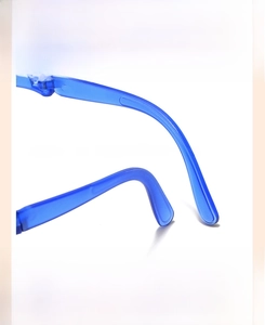Vue détaillée des branches de lunettes pliables bleues avec design antidérapant courbé