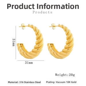 Detail of 31mm twisted gold hoop earrings made of 316 stainless steel and 18K plating