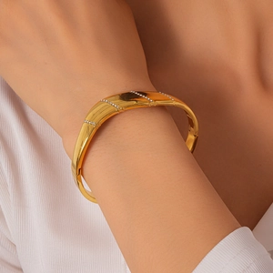 Vue détaillée du bracelet géométrique doré avec quatre rangées de zircons étincelants