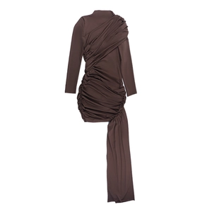Détail de la robe mini froncée marron foncé avec drapé asymétrique et manches longues