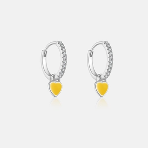 Vue détaillée des boucles d'oreilles cœur en argent S925 avec émail jaune et zirconiums