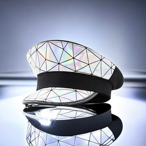Dettaglio macro del motivo geometrico laser riflettente sul cappello da marinaio olografico