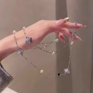 Elegant silver necklace featuring snowflake diamond pendants and lustrous pearls for women