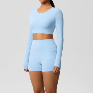 Lichtblauw tweedelig yoga-set met lange mouwen crop top en korte broek met hoge taille