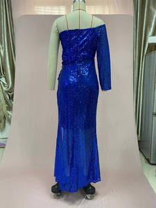 Dettaglio dell'abito da sera blu reale con paillettes, spalla asimmetrica e riflessi metallici