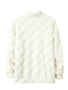 Détail du tissu polaire blanc à motif damier sur le pull à manches longues
