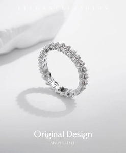 Vista macro di un anello eternity in argento con cristalli scintillanti taglio baguette