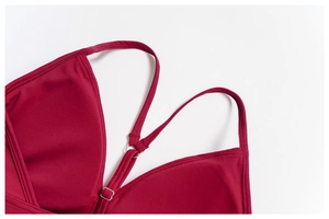 Détail de la boucle métallique réglable sur le soutien-gorge de sport rouge foncé