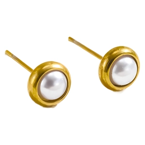 Boucles d'oreilles minimalistes en perles blanches serties d'or sur fond blanc