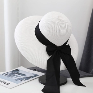 Sombrero de paja blanco con ala ancha y lazo negro para playa y sol de verano