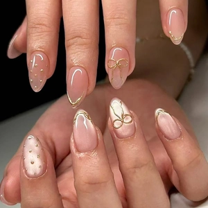 Faux Ongles Amande Rose Nu Avec Nœuds Dorés 3D Et Pois Ongles Français Élégants Pour Femmes