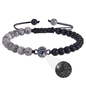 Detail der Projektionsperle mit 100 Sprachen Ich liebe dich am Natursteinarmband