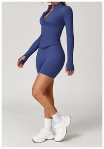 Détails de la veste de yoga bleu marine avec passe-pouces et coupe ajustée sport