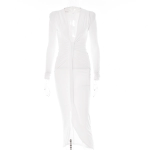 Détail de la robe blanche à manches longues avec décolleté en V profond et plis drapés