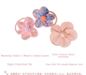 Detalle de gomas de pelo de flores de 4 cm en malla y algodón para niñas pequeñas