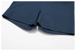 Gros plan sur les coutures renforcées et le tissu mat du short de yoga bleu marine