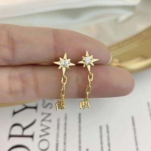 Élégantes boucles d'oreilles étoile dorées avec zircon et longues chaînes à glands