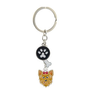 Détail d'un porte-clés Yorkshire Terrier avec breloques patte de chien et os en métal
