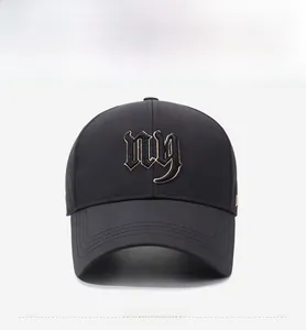 Detail der schwarzen Baseballkappe mit goldener NY-Stickerei und verstärkten Nähten am Schirm