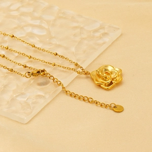 Collier avec pendentif rose en acier inoxydable plaqué or 18 carats et chaîne perlée