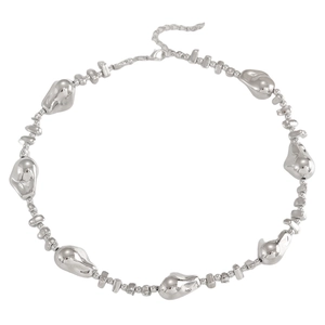 Détail de perles en métal liquide irrégulier et perles baroques sur choker ajustable