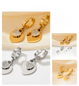 Vue détaillée des boucles d'oreilles double cœur serties de strass brillants sur satin