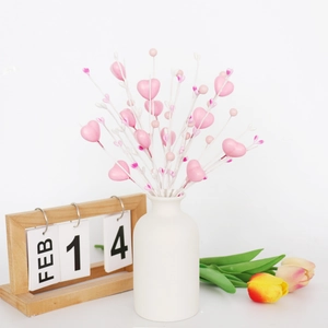 Tige de baies de cœur rose en vase blanc avec calendrier pour déco de Saint-Valentin