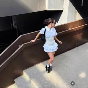 Robe courte blanche style preppy avec col Claudine, taille haute et jupe à volants