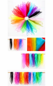 Detailansicht der bunten Chiffon-Tücher mit Fokus auf Saumverarbeitung und feinen Stoff