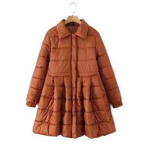 Cappotto trapuntato color caramello da donna con elegante fondo a campana svasato