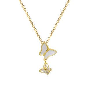 Elegante collana in acciaio al titanio dorato con doppio ciondolo a farfalla in madreperla e cristalli