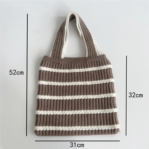 Maße der gestreiften Stricktasche in Braun und Weiß: 52 cm Gesamthöhe und 31 cm Breite