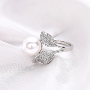 Eleganter Silberring im Blattdesign mit runder weißer Perle und schimmernden Zirkonia