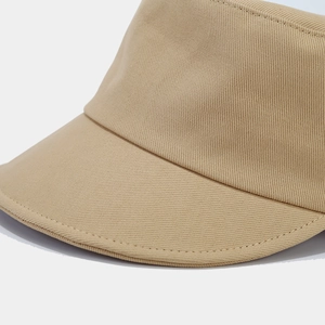Detailopname van kaki twill stof met nauwkeurige dubbele stiksels op het vizier