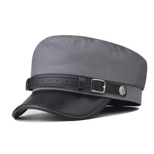 Dettaglio cappello militare grigio con visiera in pelle PU nera e bottone ancora argento