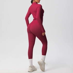 Détail d'un ensemble de yoga bordeaux extensible avec fermeture éclair et taille haute