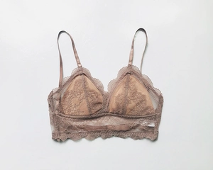 Détail de la bralette en dentelle élégante avec motifs floraux et fines bretelles