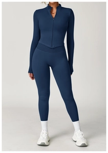 Details des dunkelblauen Yoga-Sets mit taillierter Jacke und hoch taillierter Leggings