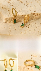 Détail de boucles d'oreilles créoles plaquées or 18K avec pendentifs en zircon vert