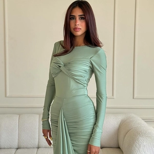 Détail de la robe à manches longues vert clair avec nœud torsadé et drapé froncé élégant