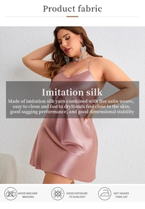 Détail de la chemise de nuit rose en satin avec tissu respirant et col en V élégant