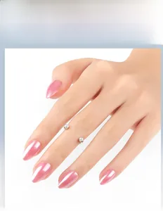 Dettaglio di unghie finte mandorla rosa perlato con anello in argento e perle