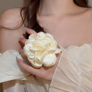 Detailansicht eines eleganten cremefarbenen Seidenblumen-Rings mit Satin-Blütenblättern
