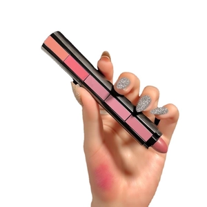 Set de rouge à lèvres mat 5-en-1 avec nuances de rose empilables et tests sur la main