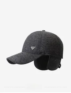 Detailansicht der dunkelgrauen Winter-Baseballkappe mit dicken Ohrenklappen