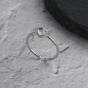 Minimalist S925 sterling silver open ring with iridescent heart-shaped moonstone gem