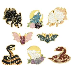 Set aus 8 Emaille-Tier-Pins mit Füchsen, Wölfen, Fledermäusen und Schlangen in bunten Farben